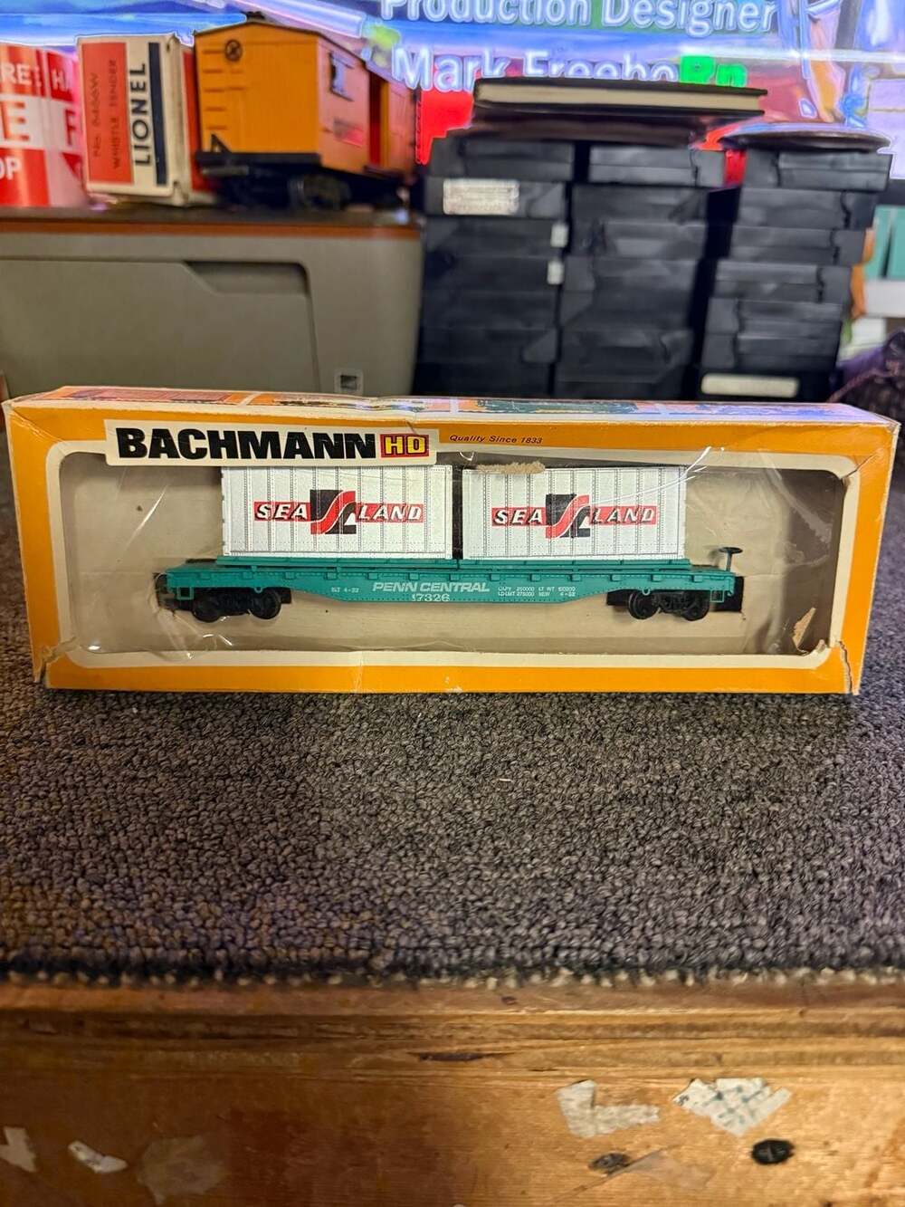 Bachmann HO Scale 1161 51' Flat Car with Sea-Land Containers, Penn-Central